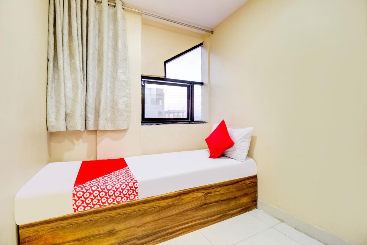 Oyo 81625 Hotel Radhika Manmad 외부 사진
