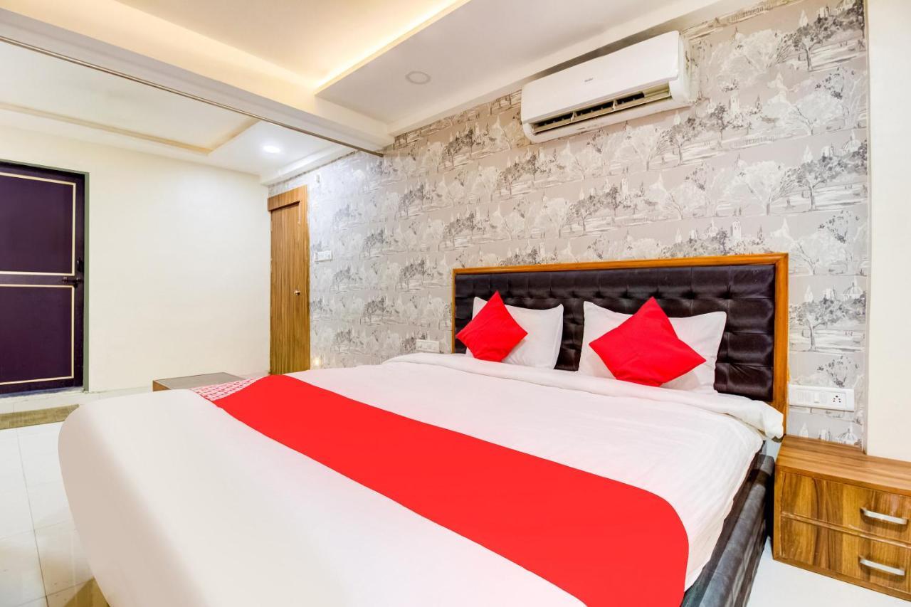 Oyo 81625 Hotel Radhika Manmad 외부 사진