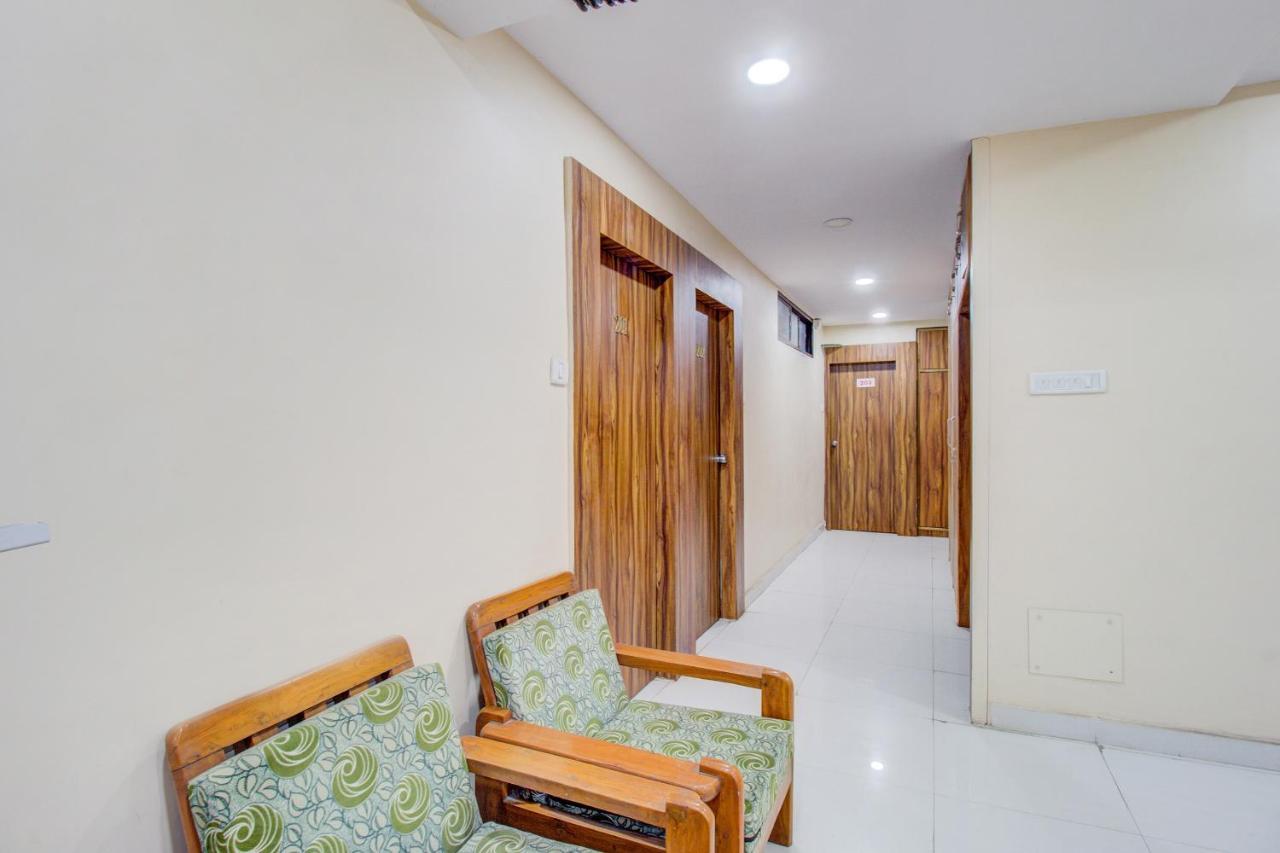 Oyo 81625 Hotel Radhika Manmad 외부 사진